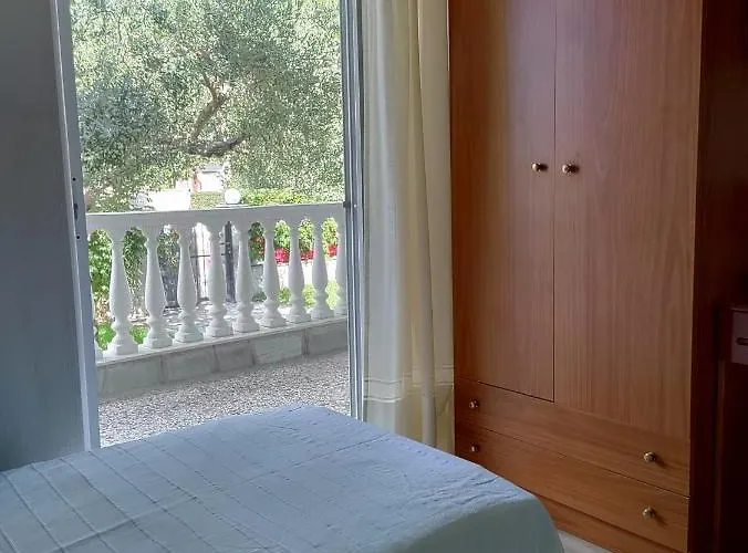 O&a By The Sea Polychrono